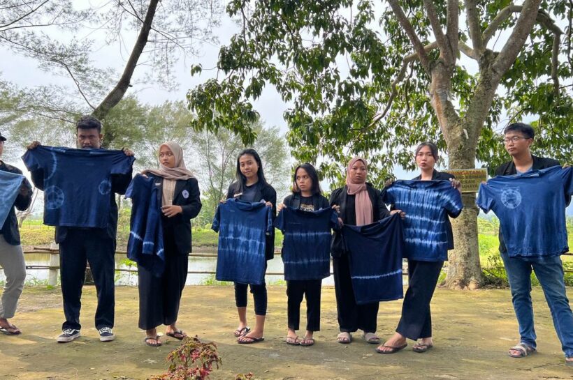 salah satu atraksi oleh Puspita Batik Indigo